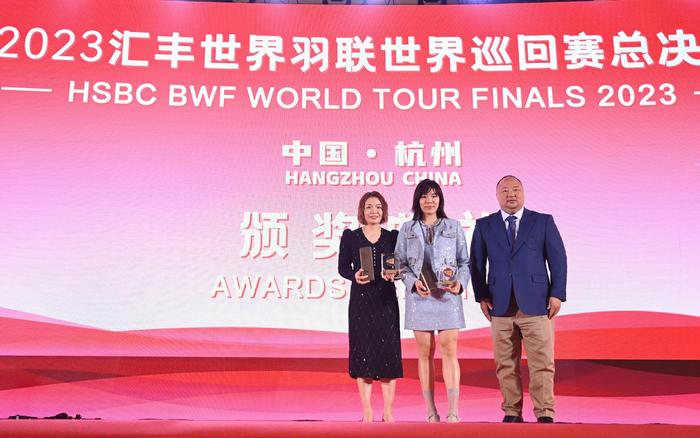 Chinese players who have won the best group award of the year, Chen Qingchen (left), Jia Yifan (middle).Picture/Xinhua News Agency